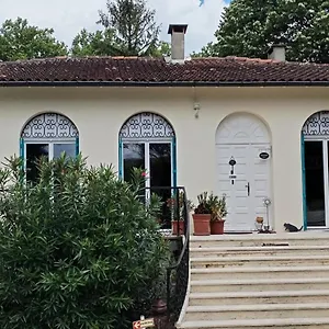 La Casanat Bed & Breakfast